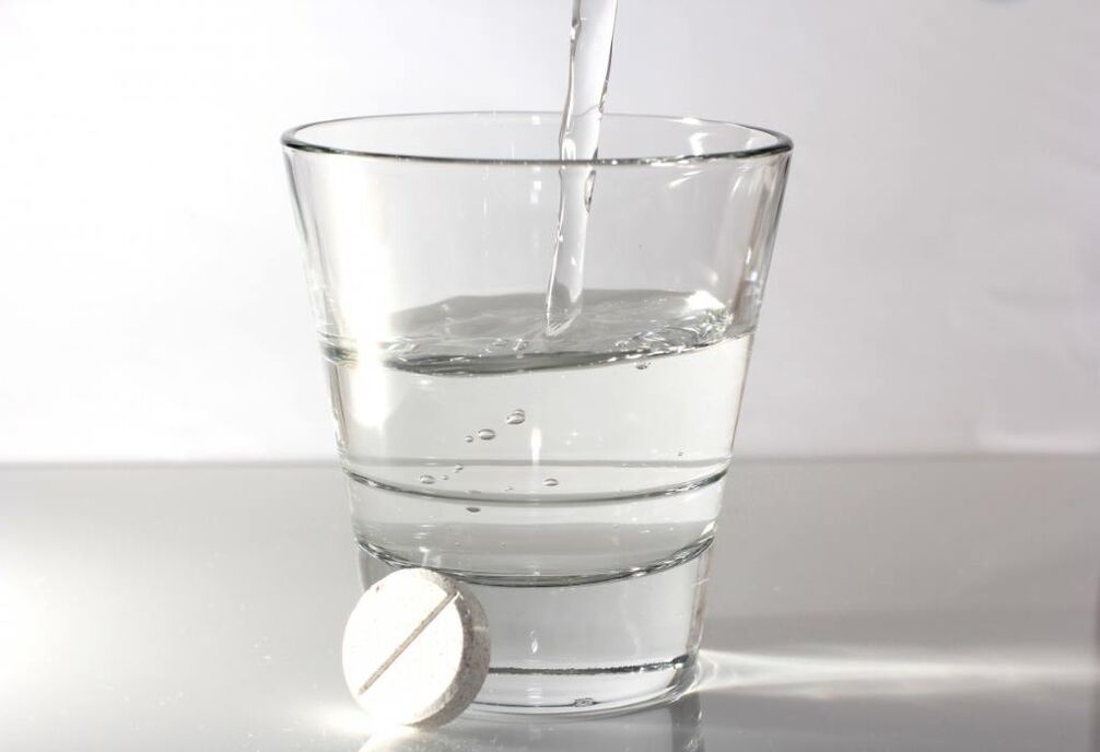 water en een pil voor de behandeling van osteochondrose
