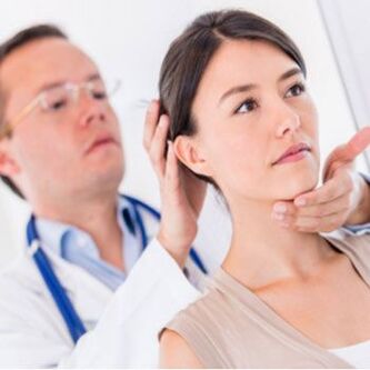 Een neuroloog onderzoekt een patiënt met nekpijn