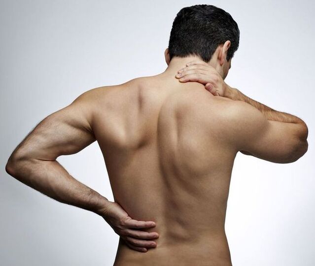 Langdurige pijn onder het linker schouderblad bij een man, waarvoor een bezoek aan een therapeut nodig is