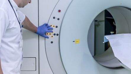 De arts beheert het MRI -apparaat